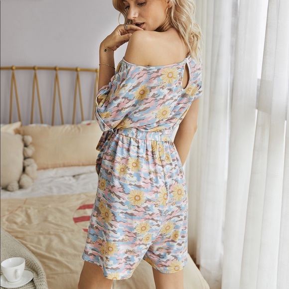 🌼🆕Floral Short Sleeve Romper with Pockets - Picture 6 of 7